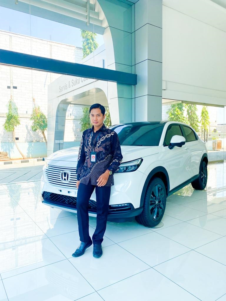 MENINGKAT: Sales conter dealer Honda Mitra Tuban berpose dengan salah satu mobil matik.