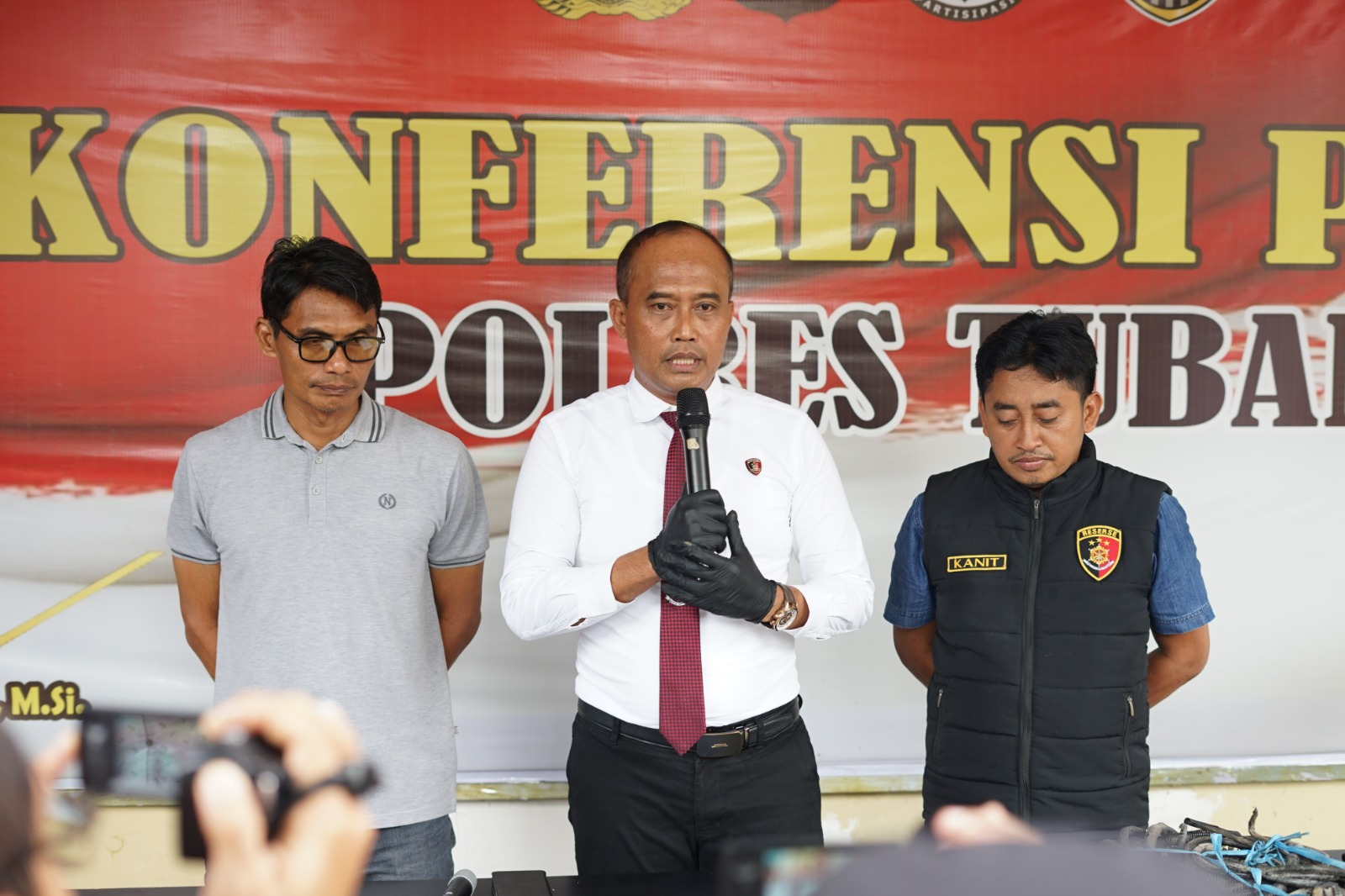 BELUM DIUNGKAP: Kasatreskrim Polres Tuban AKP Riyanto saat memberikan keterangan terkait kelanjutan kasus penangkapan komplotan gangster di Alun-alun Tuban.