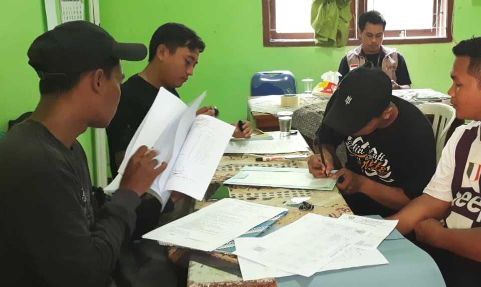 Pendaftar PTPS pada hari pertama yang membeludak.
