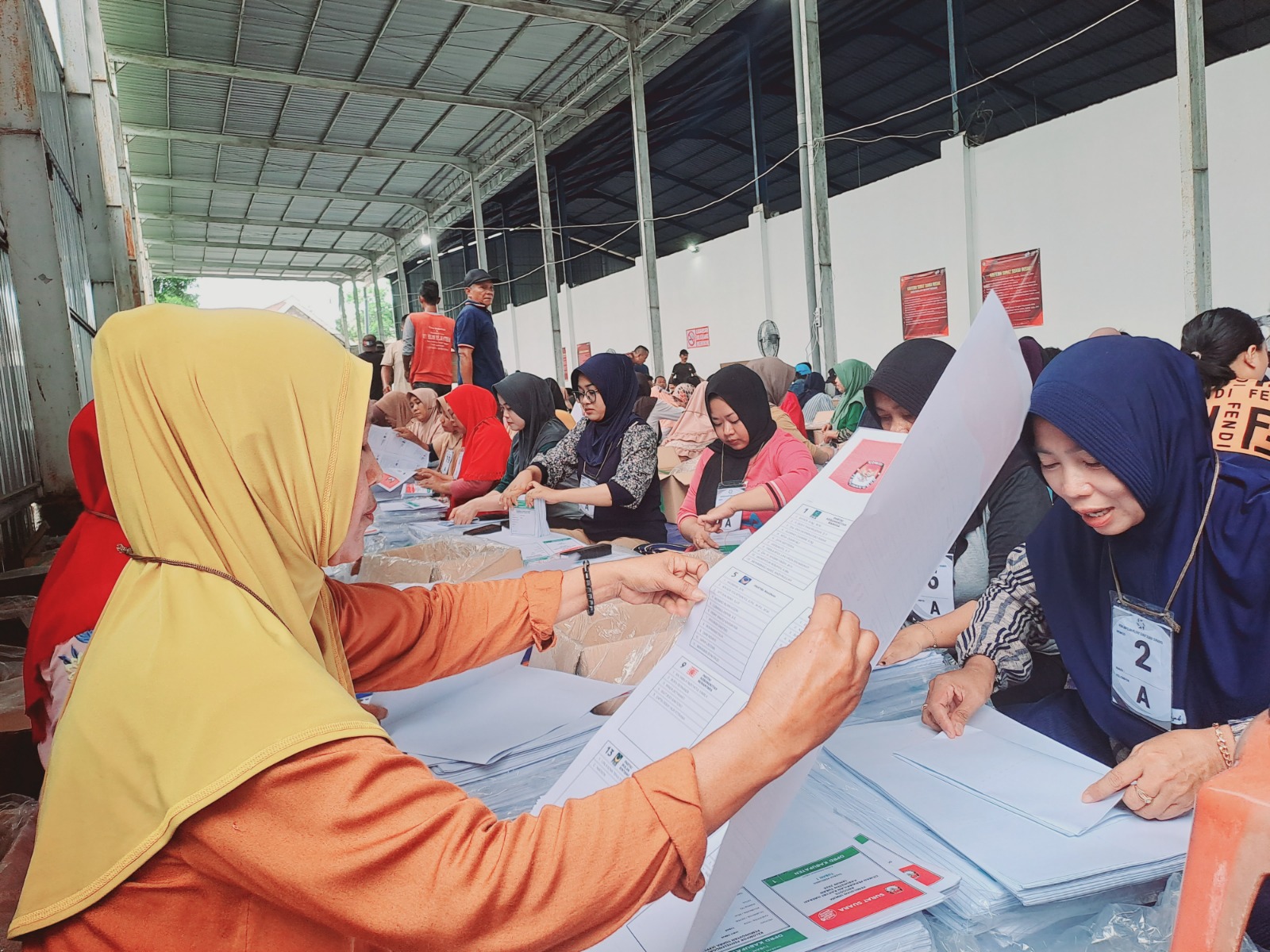 MEMASTIKAN: Petugas sortir dan lipat di gudang logistik saat memastikan kelayakan surat suara.