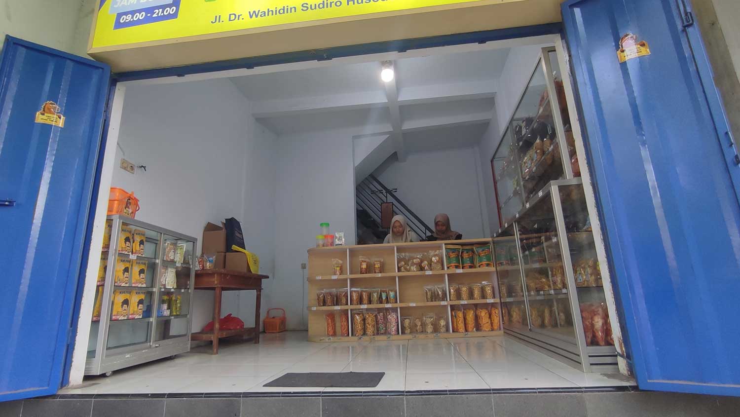 Salah satu kios jajanan kripik oleh-oleh khas Tuban yang terletak di Jalan Wahidin Sudiro Husodo.