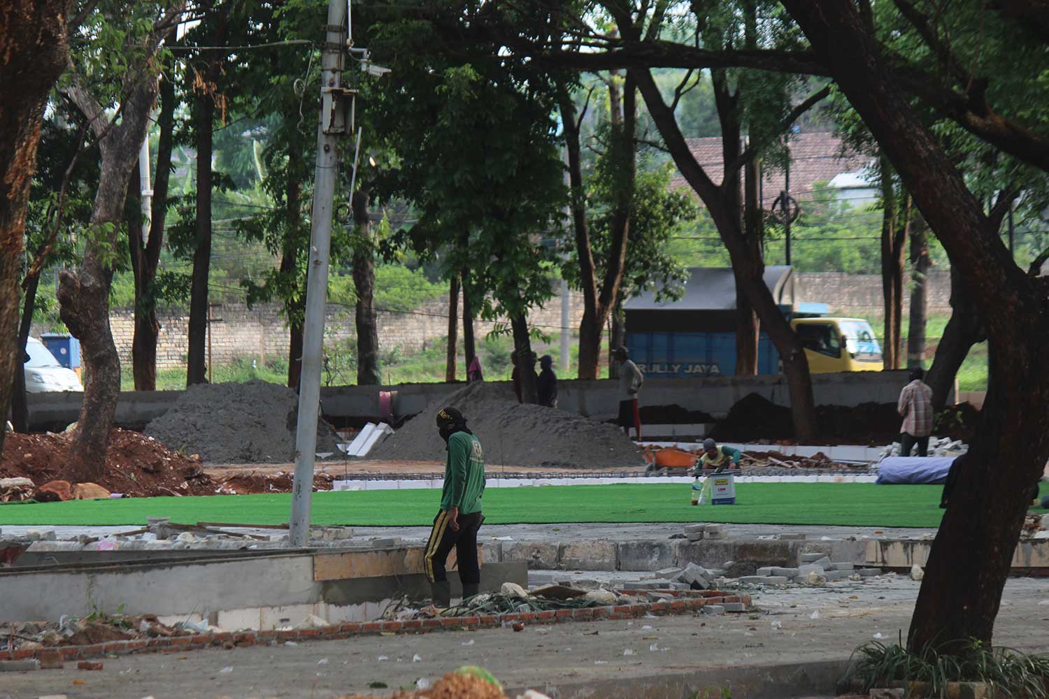 DIKONSEP LEBIH KEKINIAN: Pengerjaan proyek revitalisasi Taman Kota Tuban yang sampai saat ini masih dikerjakan.
