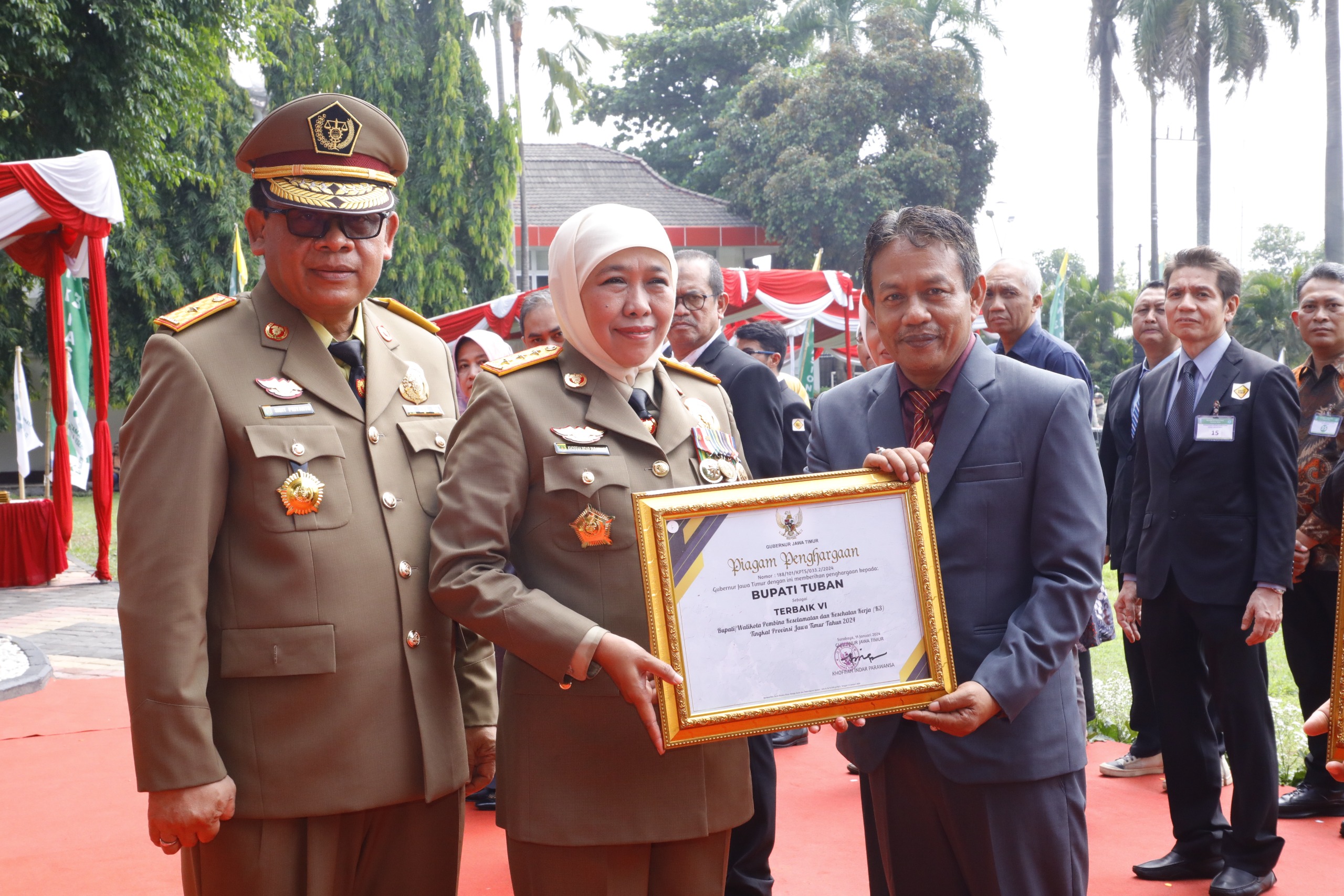 SELAMAT: Gubernur Khofifah Indar Parawansa menyerahkan penghargaan Pembina K3 kepada Bupati Tuban Aditya Halindra Faridzky yang diwakili Plt Kepala Disnakerin Tuban Rohman Ubaid.