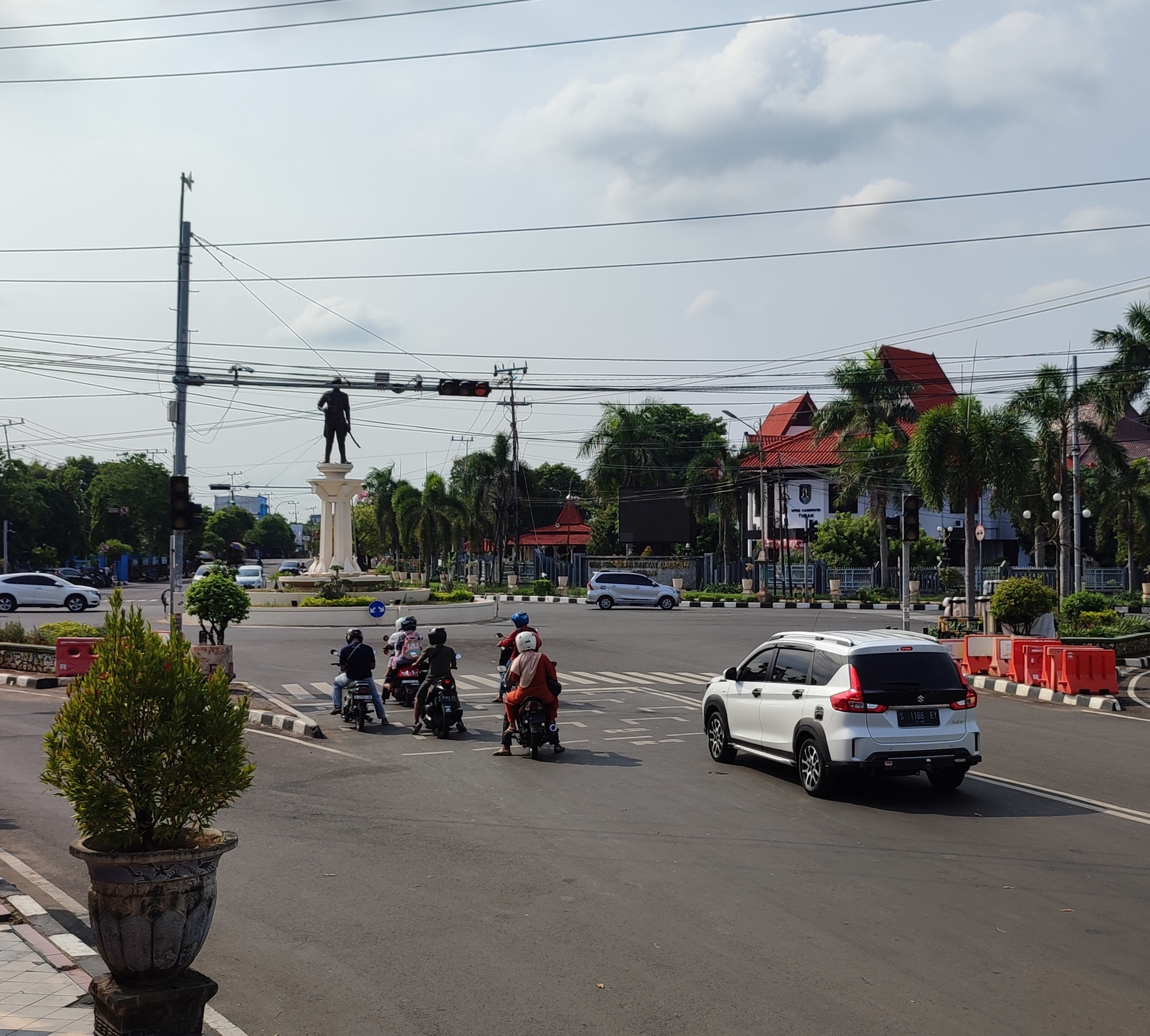 JADI PAJANGAN: Salah satu perangkat ETLE yang terpasang di area lampu merah GOR Rangga Jaya Anoraga hingga kini belum beroperasi.