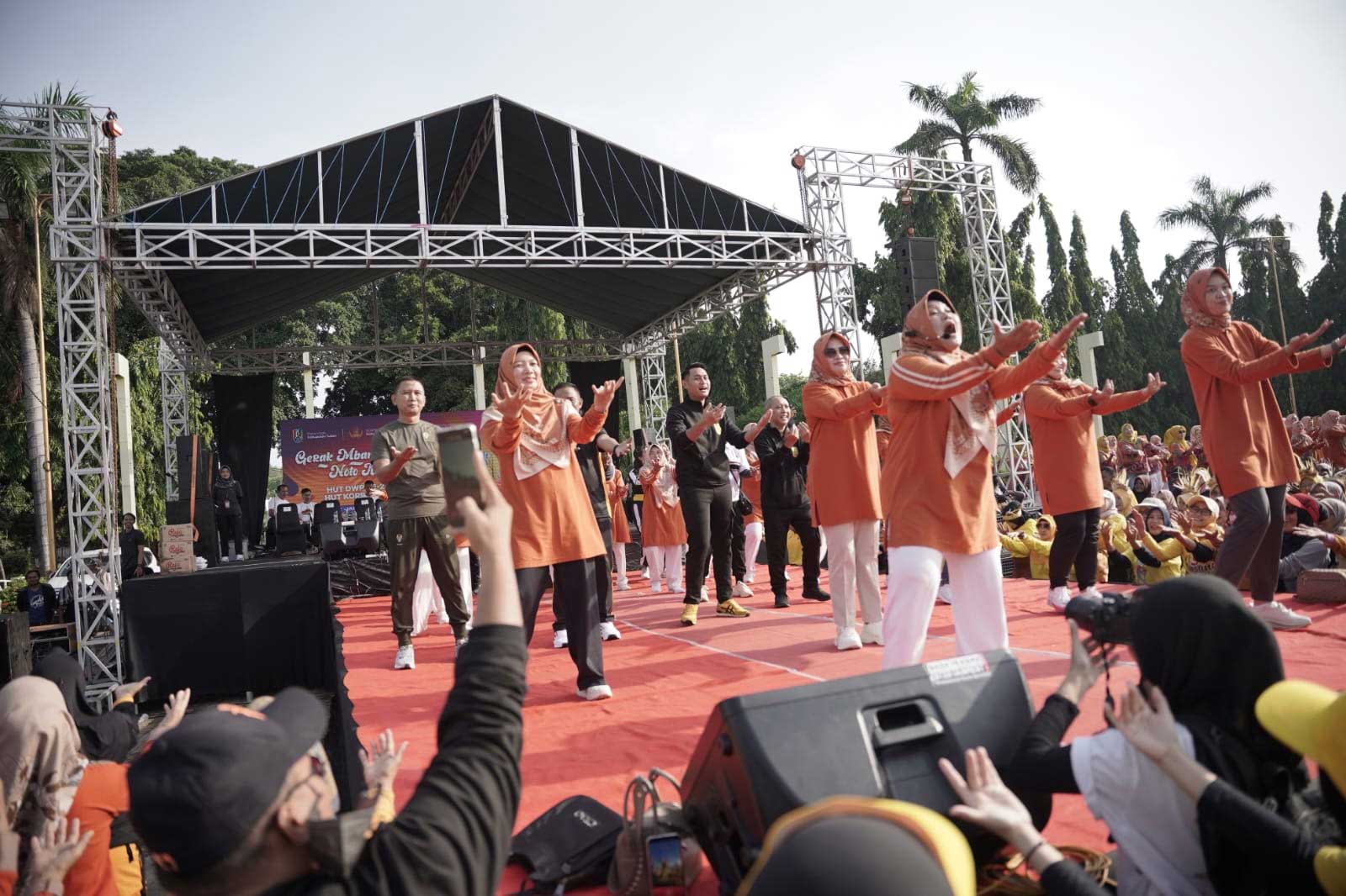 MERIAH: Ribuan masyarakat hadir mengikuti senam bersama Gerakan Mbangun Deso Noto Kutho puncak peringatan HUT ke-52 KORPRI dan HUT ke-24 DWP di Alun-Alun Tuban, Jumat (19/1).