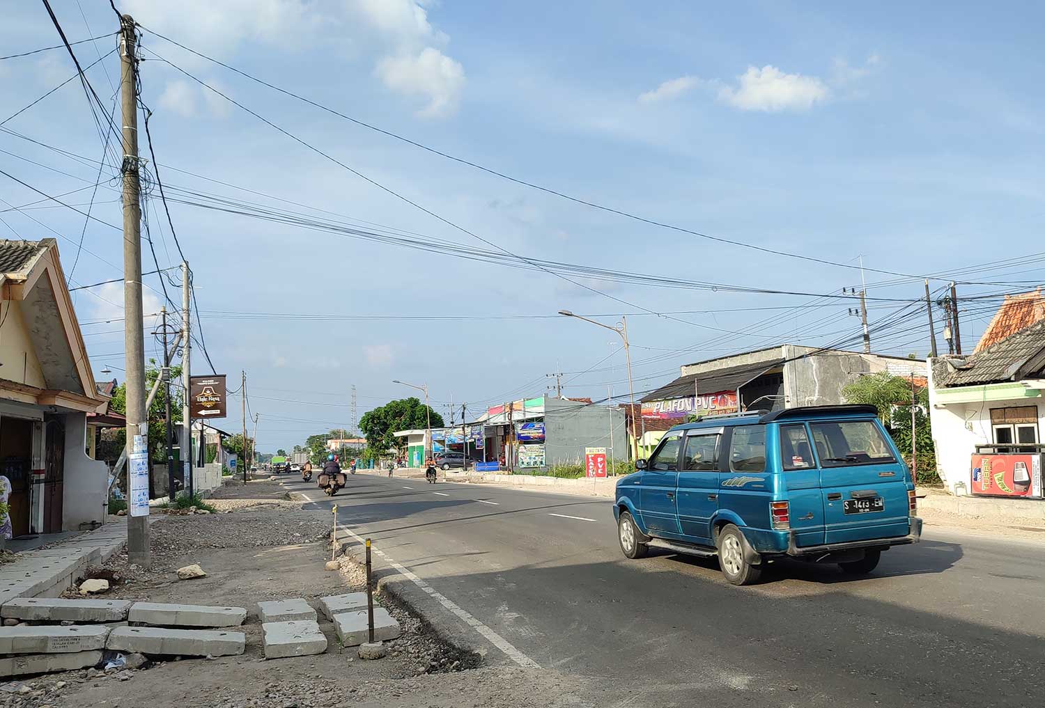 BERJEJER: Tiang listrik di JLS ruas Jalan Soekarno Hatta milik PLN yang sampai saat ini belum dipindahkan.