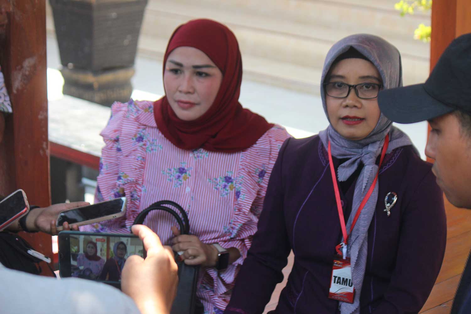 KECEWA: Korban Ahsana, Amelia Fatmawati didampingi Wahyuni, kuasa hukum yang meminta kejelasan laporan di Satreskrim Polres Tuban.