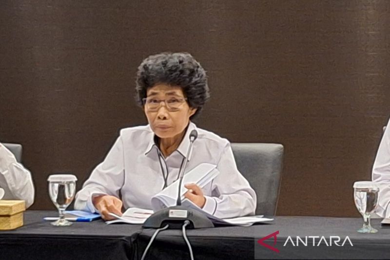 Anggota Dewas Pengawas KPK Albertina Ho (tengah) berikan keterangan dalam konferensi pers Laporan Kinerja Dewan Pengawas KPK Tahun 2023
