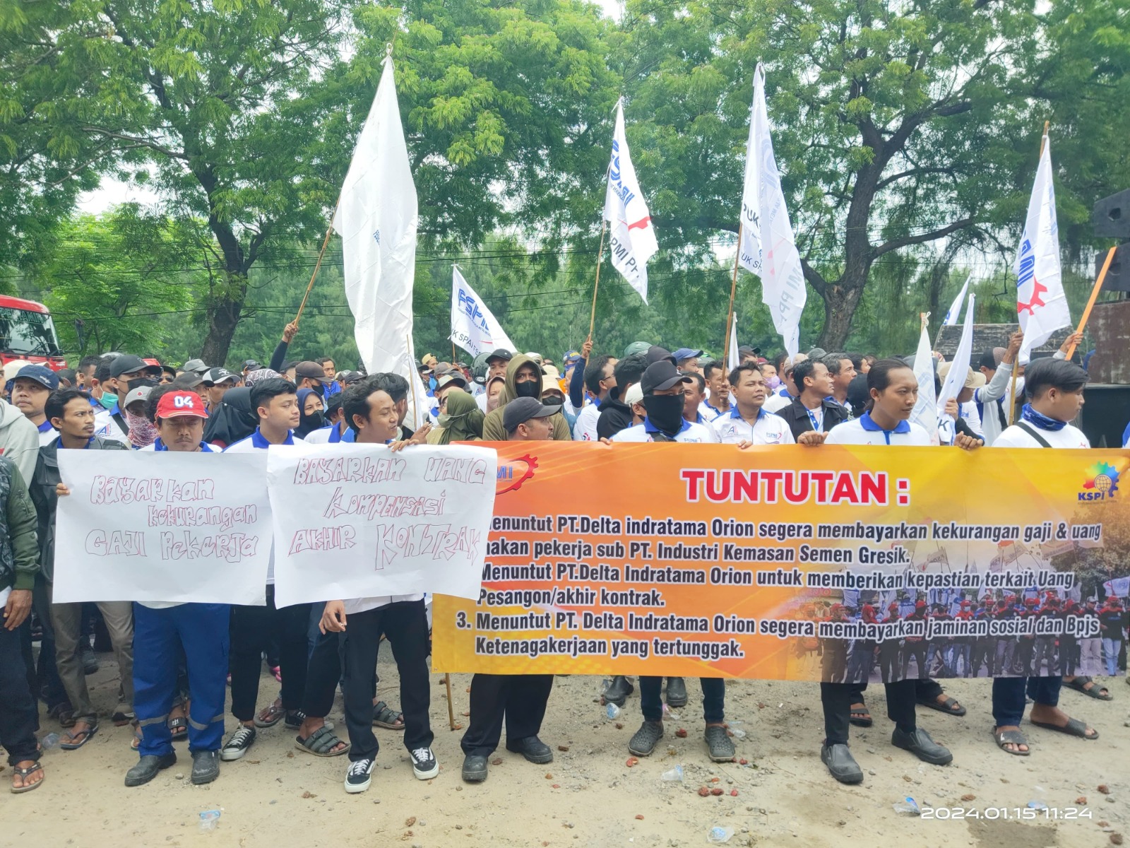 MENUNTUT: Pekerja PT DIO saat melakukan aksi di depan kantor untuk meminta pembayaran, Senin (15/1).
