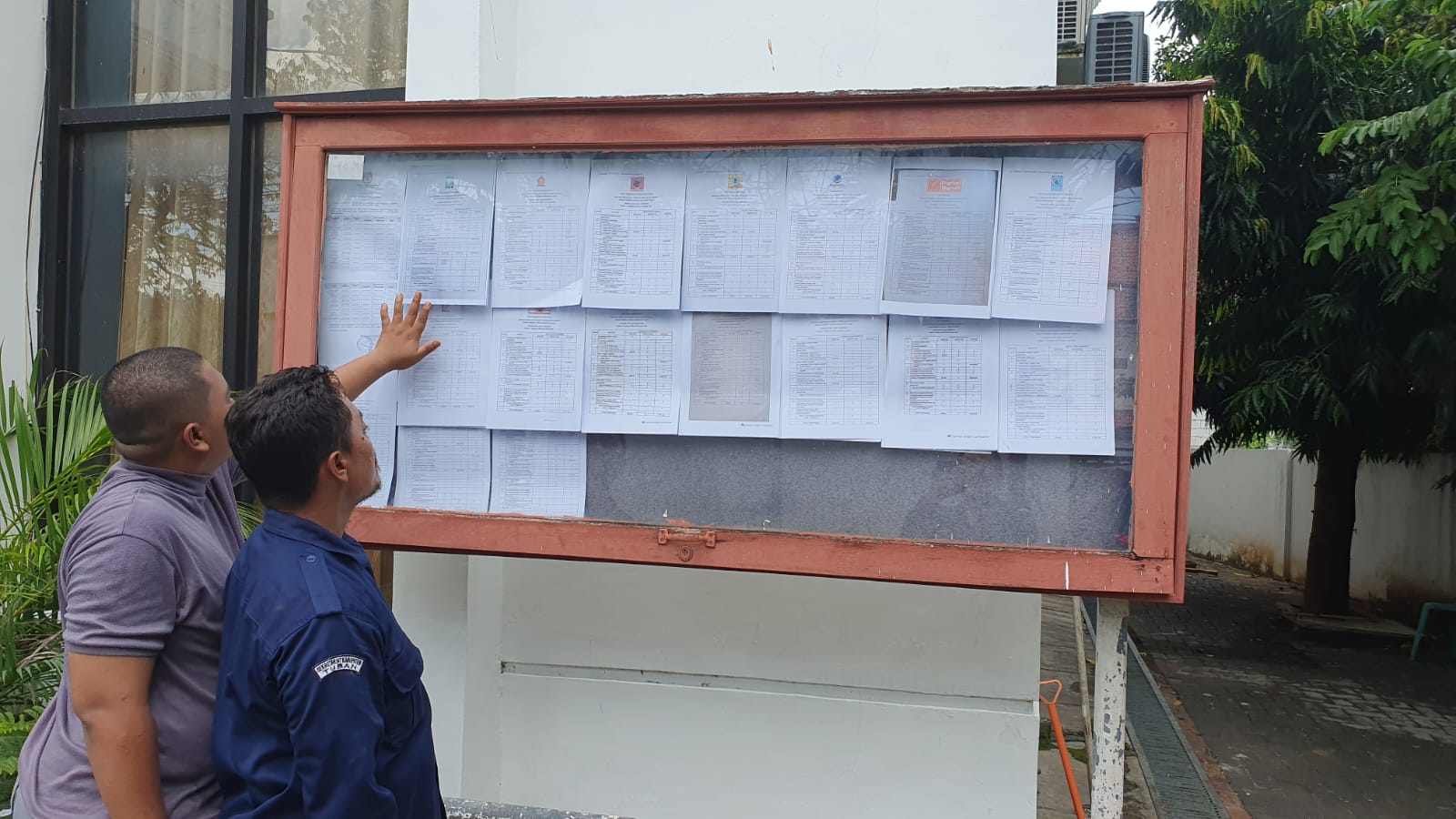 PUBLIK BOLEH TAHU: Warga melihat berkas LADK parpol peserta Pemilu 2024 di Kabupaten Tuban yang dipampang di papan pengumuman KPUK Tuban.