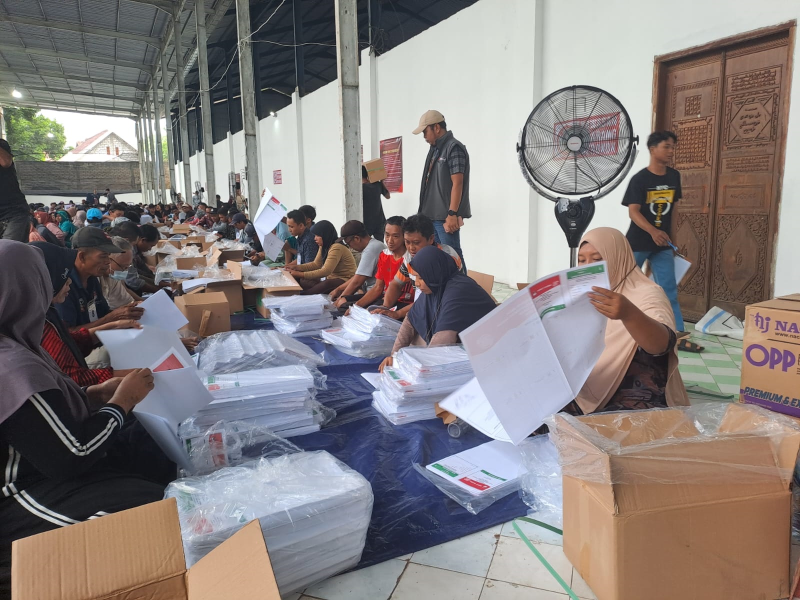 KOMPLIT: Proses penyortiran dan pelipatan surat suara hari kedua.