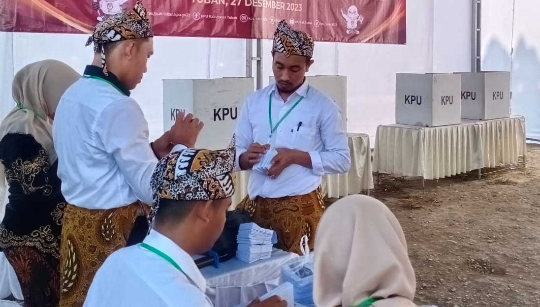 KPUK Tuban saat melakukan simulasi pemungutan suara menggunakan aplikasi sirekap, Rabu (27/12)