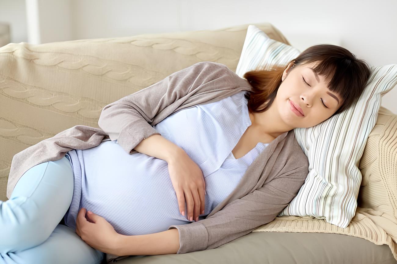 Posisi tidur yang baik untuk ibu hamil dan bayi
