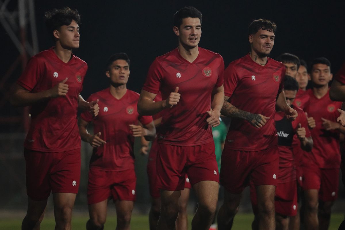 Sejumlah pemain timnas Indonesia saat berlatih sebelum bertanding