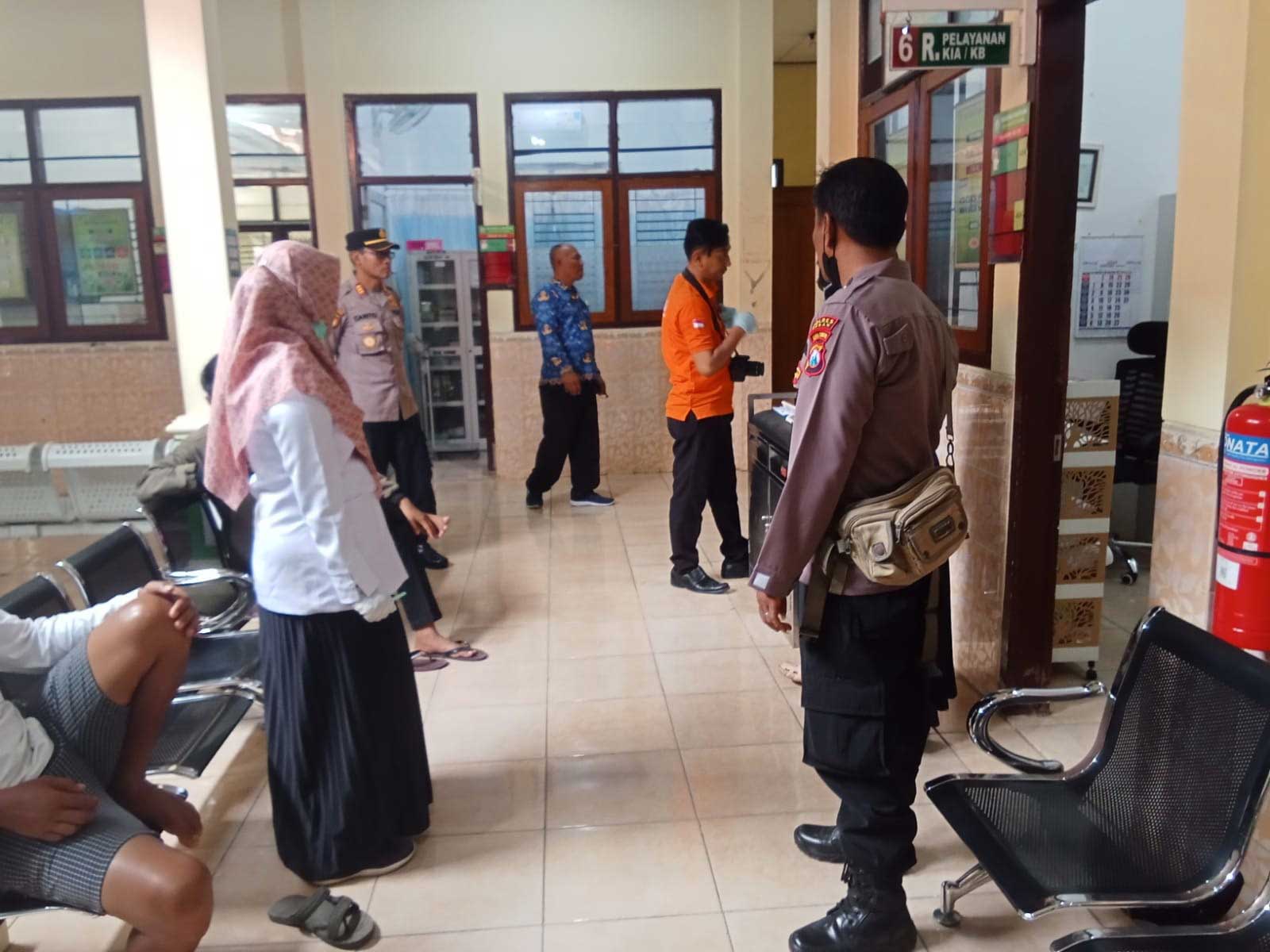 CEK LOKASI: Petugas Polsek Palang saat melakukan olah TKP di Puskesmas Sumurgung.
