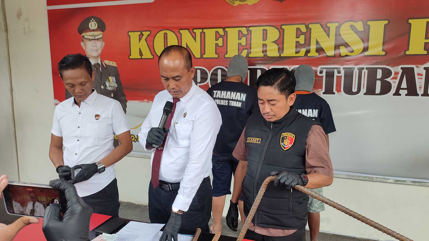 RILIS: Dua pelaku pencurian besi di Area Belt Conveyor PT SBI saat ditunjukkan di depan awak media.