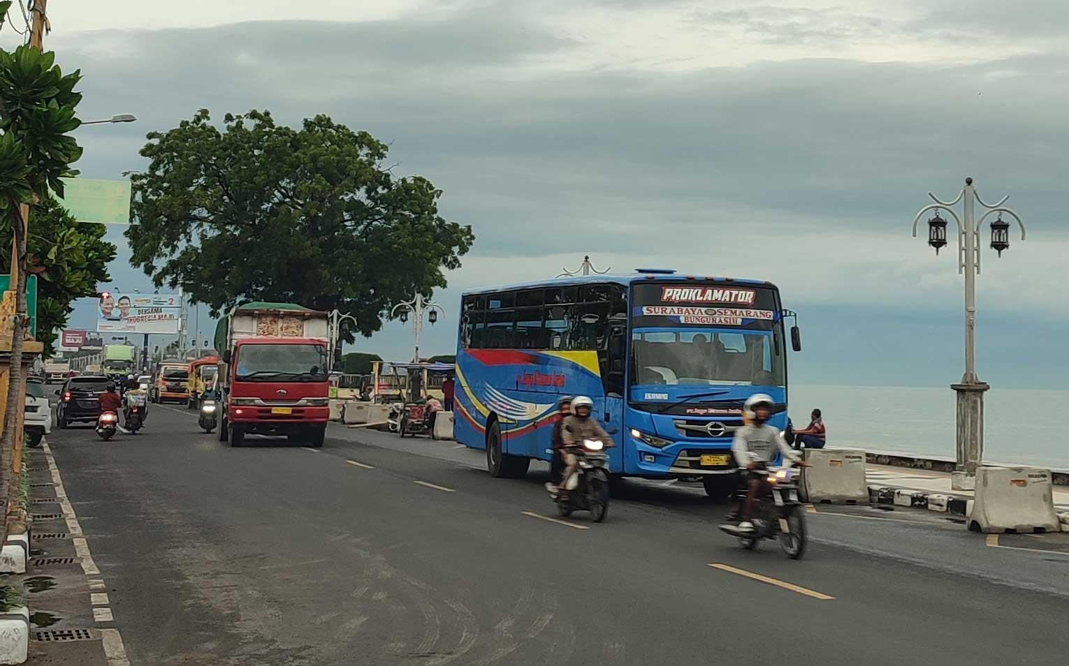 BERBAHAYA: Tepi Jalan RE Martadinata yang masih sering digunakan parkir kendaraan meski terpampang rambu dilarang parkir.