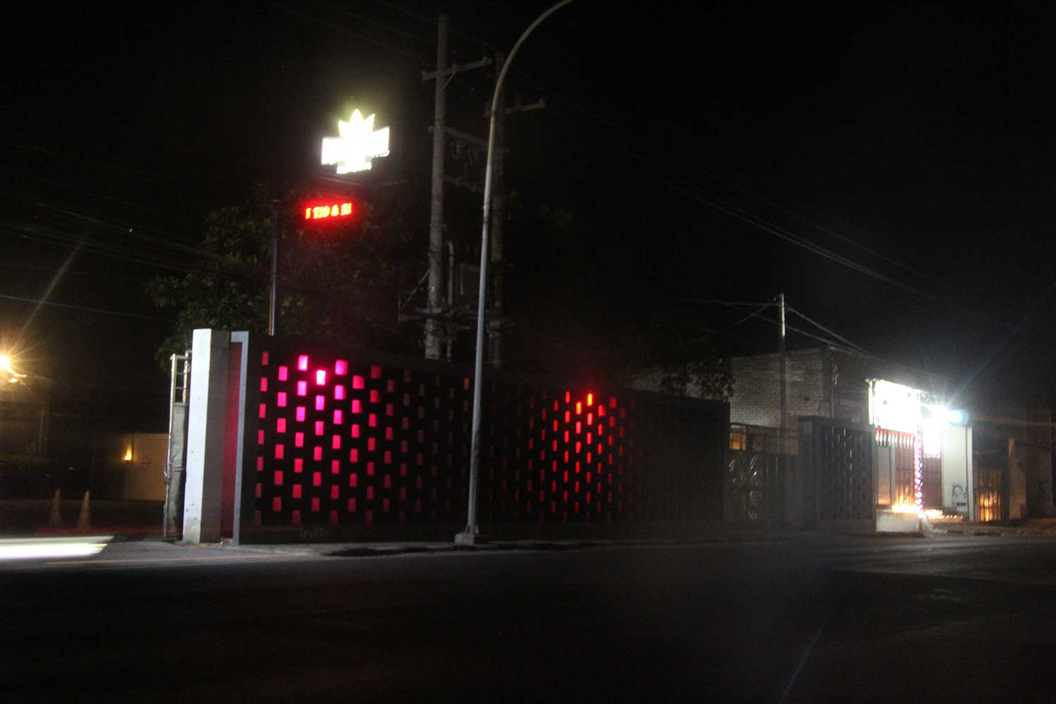 TEMPAT DUNG-DUNG: Potret tempat karaoke di kilometer (km) 5 jalan Surabaya-Semarang. Tepatnya di Desa Sugihwaras, Kecamatan Jenu.