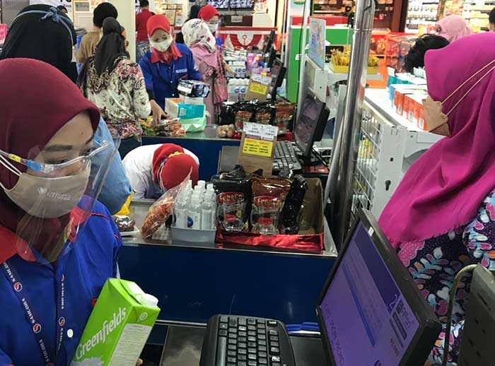 Karyawan salah satu supermarket di Tuban.