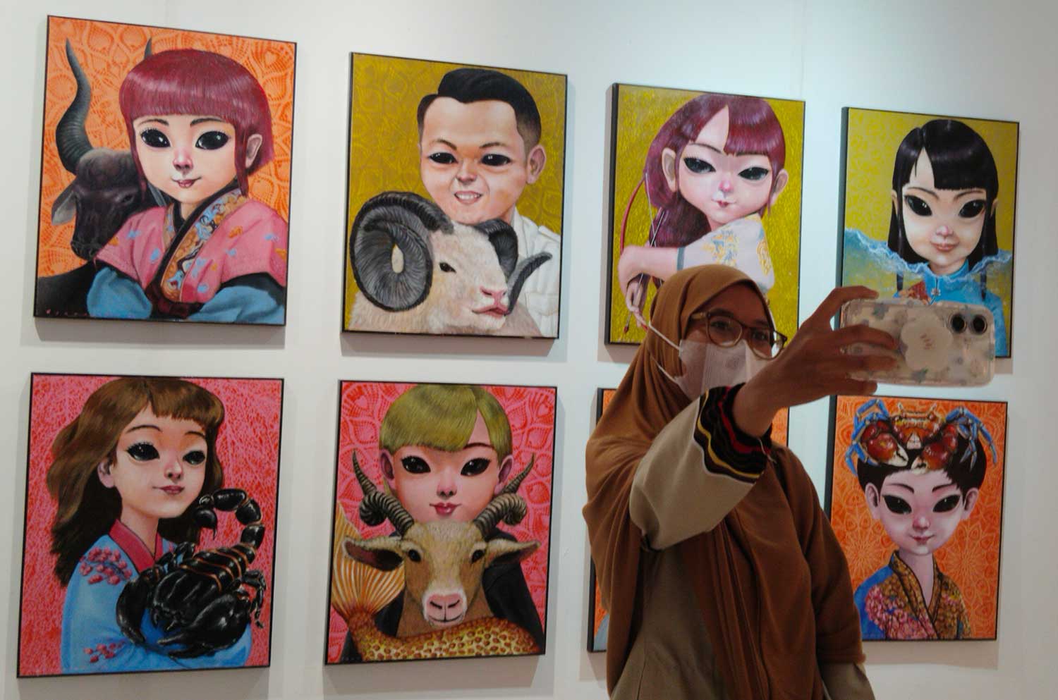 SENI ITU INDAH: Pengunjung yang menikmati pameran lukisan di Gedung Budaya Loka Tuban, Minggu (21/1).