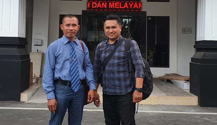 BUTUH KEJELASAN: Murtono anak dari pelapor Suharto bersama kuasa hukumnya kembali mendatangi Kejari Tuban untuk menanyakan kelanjutan kasusnya.