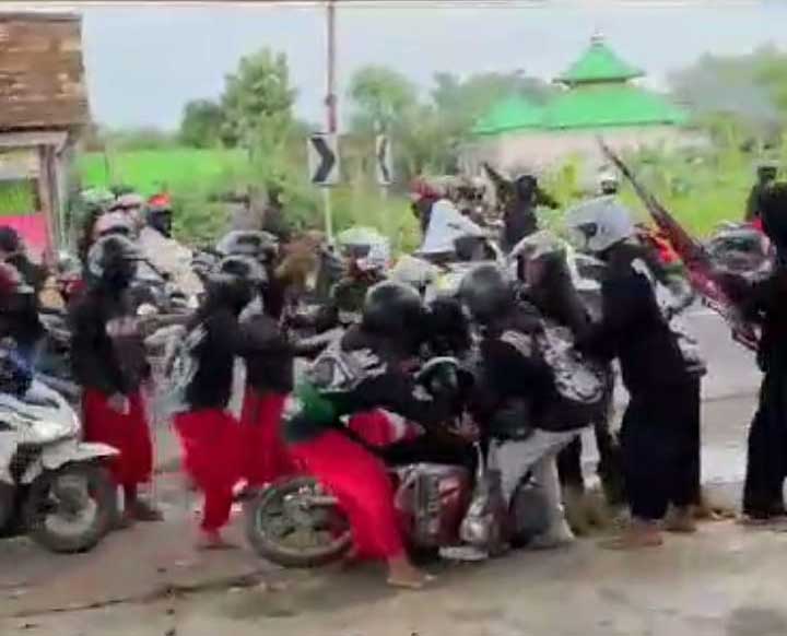 VIRAL: Cuplikan video pengeroyokan di Plumpang yang dilakukan sekelompok pemuda beratribut perguruan pencak silat.