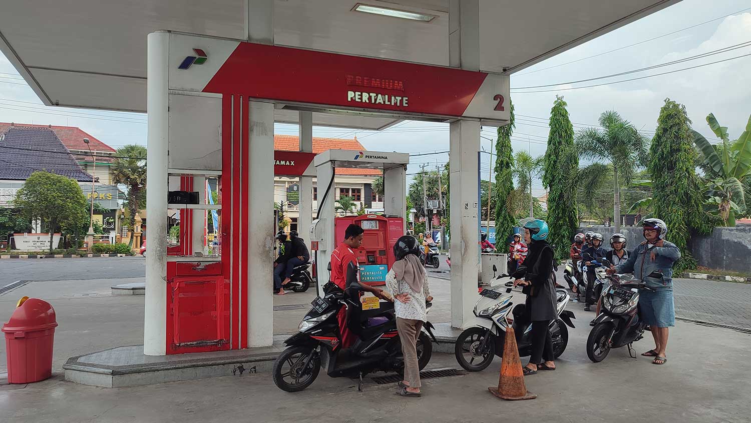 ANTRE PERTALITE: Pengguna kendaraan roda dua yang sedang membeli Pertalite di SPBU di Jalan Wahidin Sudiro Husodo Tuban.