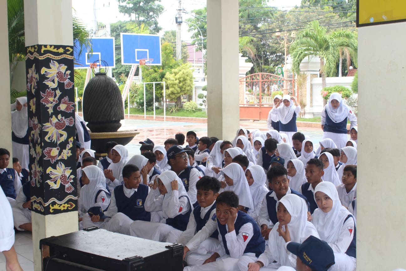 Kegiatan belajar-mengajar di salah satu SMP Negeri di Tuban.