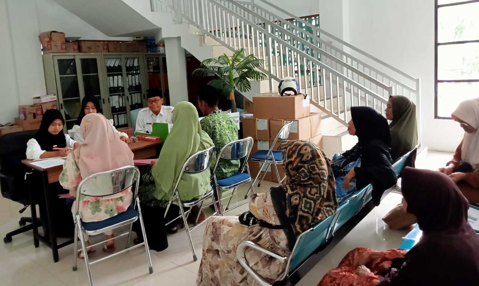 PELUNASAN: Sejumlah CJH kuota pemberangkatan 2024 melakukan pelunasan bipih di PLHUT Kemenag Tuban, Selasa (23/1).
