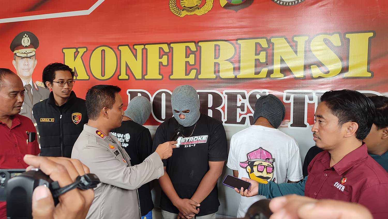 DIAMANKAN: Tersangka pengeroyokan dua pelajar di Kecamatan Plumpang saat diperlihatkan di depan awak media, Selasa (23/1).