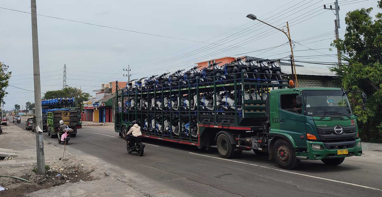 MENGHALANGI: Tiang listrik milik ULP PLN Tuban yang masih tertancap di salah satu titik di Jalan Soekarno-Hatta Tuban mengganggu pengerjaan proyek pelebaran jalan.