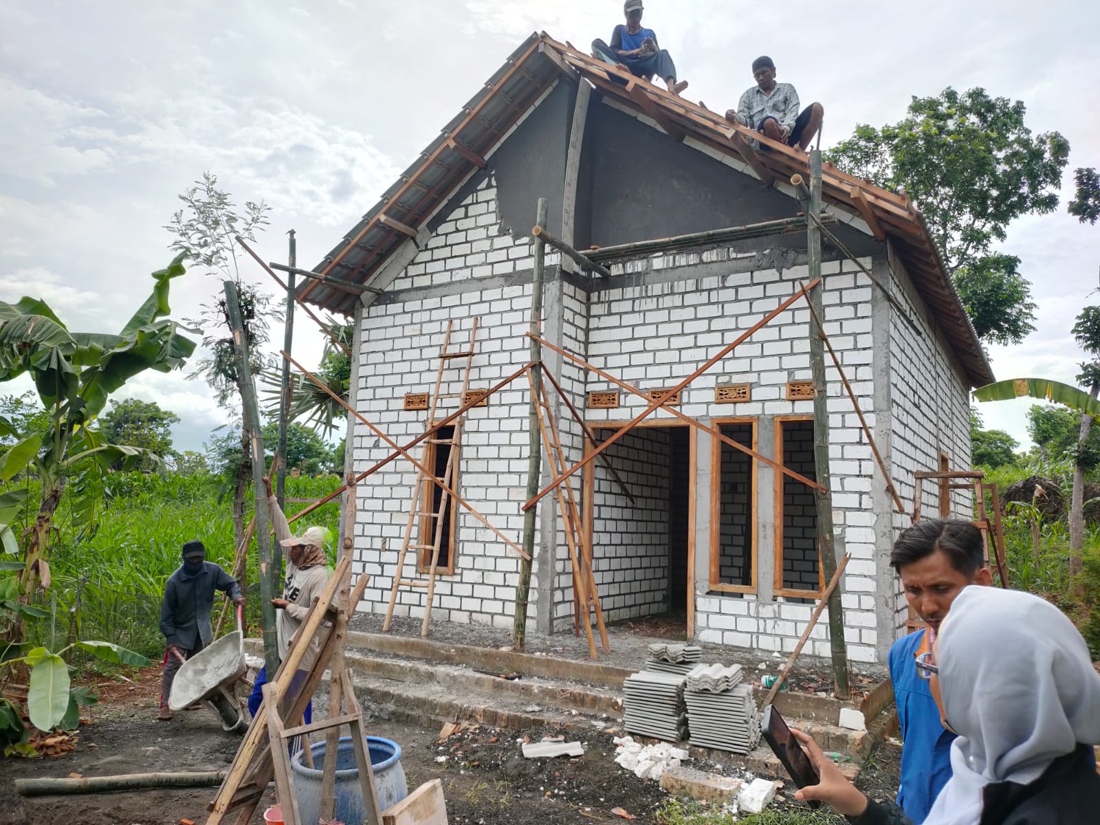 PEMBANGUNAN: Proses pembangunan unit bantuan RTLH yang belum selesai pengerjaannya.