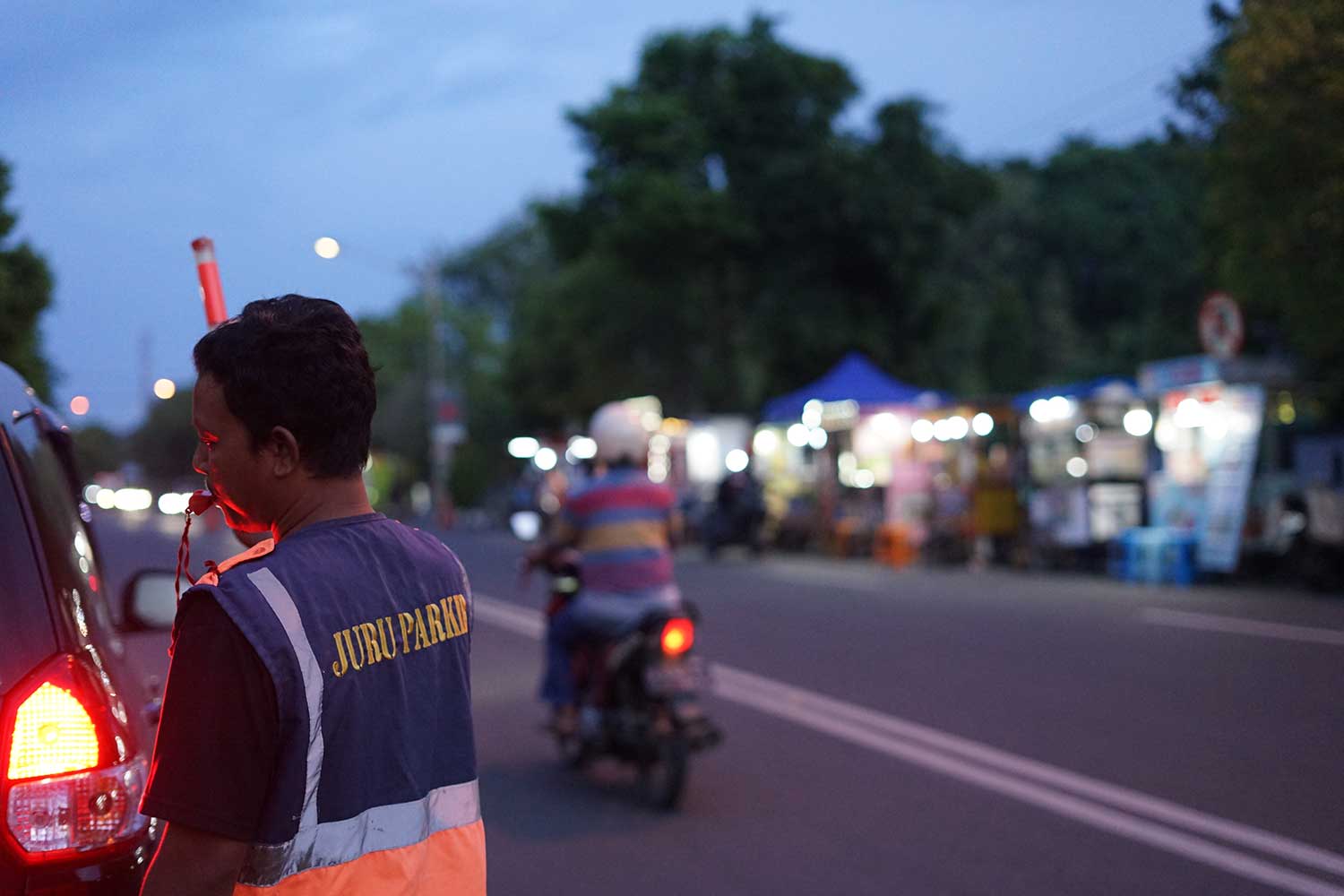 Salah satu petugas parkir resmi bertugas di Jalan Sunan Kalijaga, seputaran GOR Rangga Jaya Anoraga yang resmi.