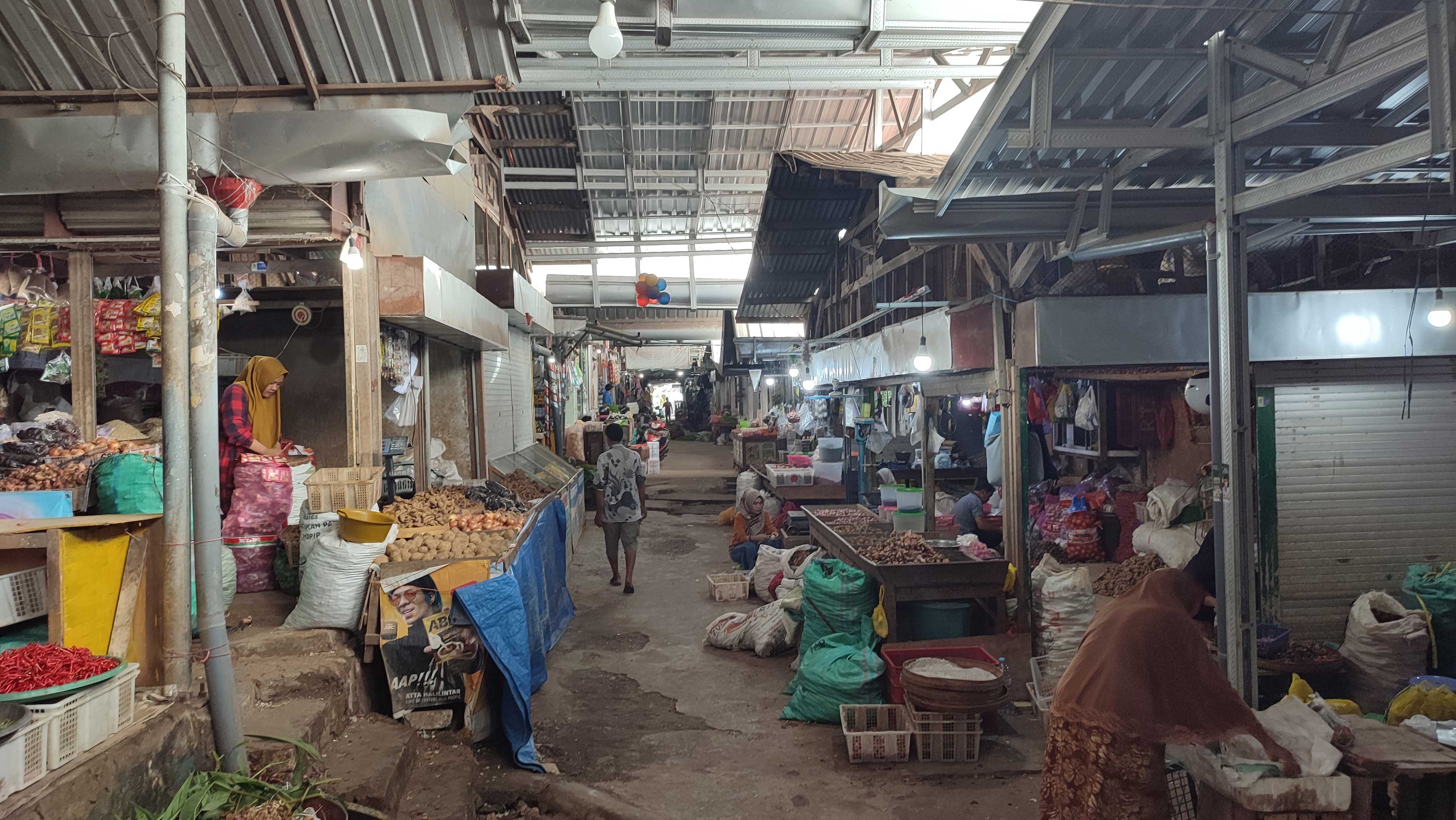 SEPI AKTIVITAS: Suasana pedagang di Pasar Baru Tuban yang tak lagi ramai seperti dulu.