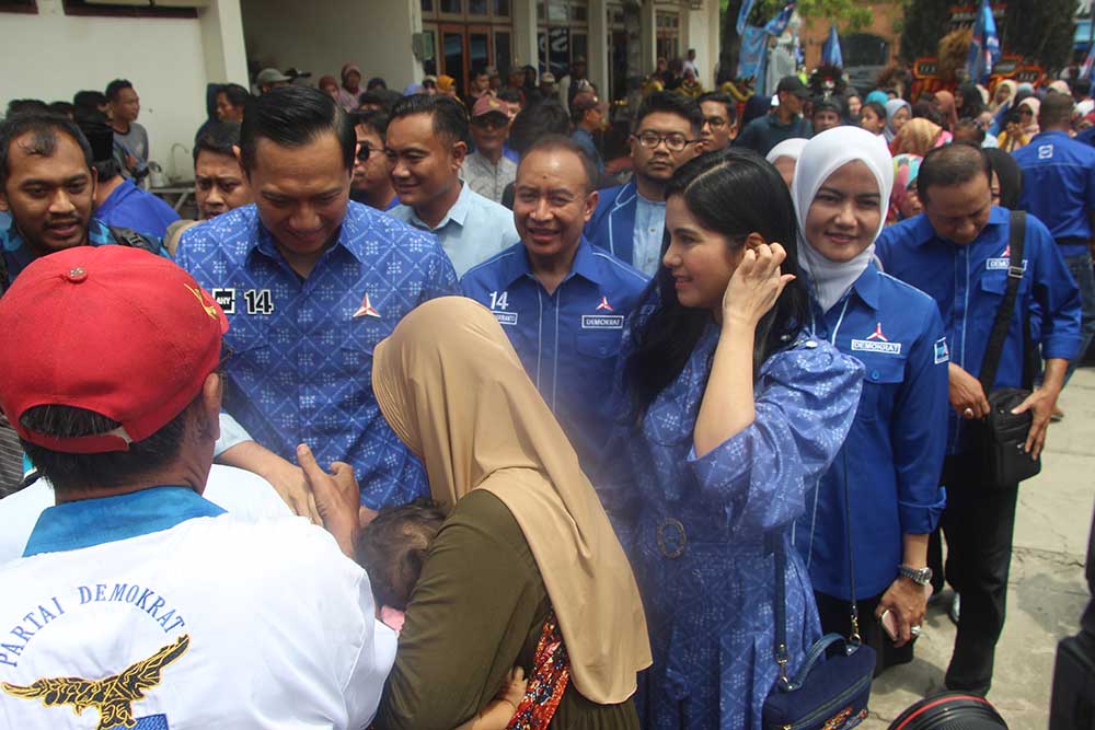 ANTUSIAS: Simpatisan yang hadir dalam kampanye berebut salaman dengan AHY dalam kampanye, Rabu (24/1).