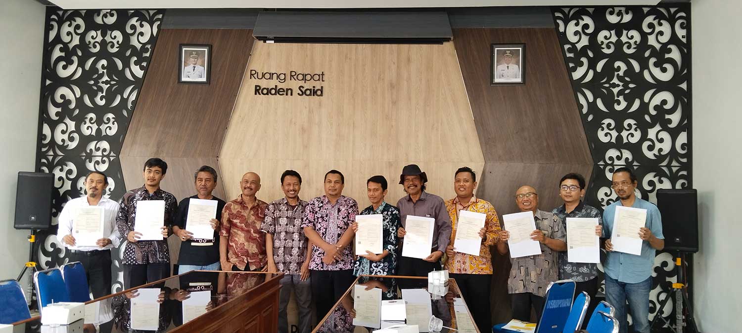 DISKUSI: Sejumlah pelaku ekonomi kreatif saat menerima surat pencatatan karya cipta.