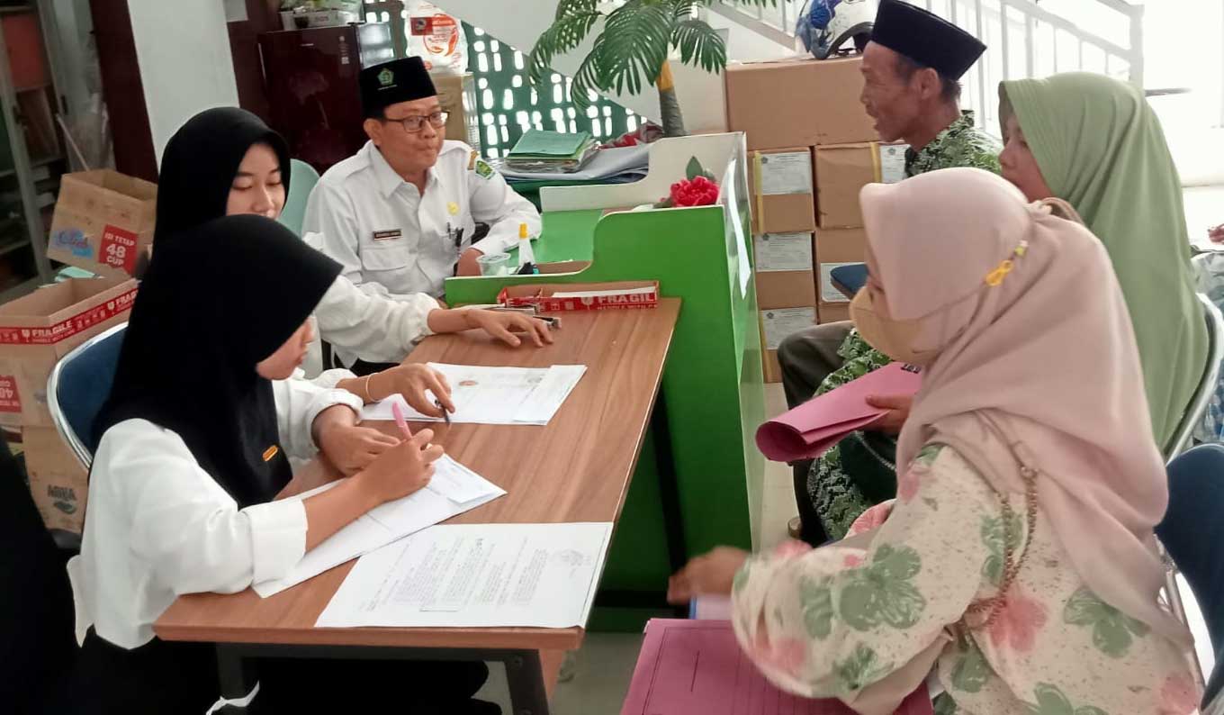 Sejumlah CJH kuota pemberangkatan 2024 melakukan pelunasan bipih di PLHUT Kemenag Tuban, Selasa (23/1).