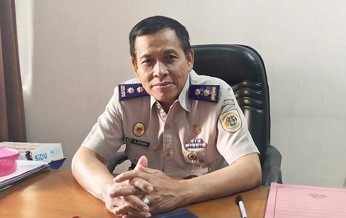 MEMBERI INFORMASI: Kasi Penetapan Hak dan Pendaftaran BPN Tuban Kacung Efendi saat ditemui di ruangannya.