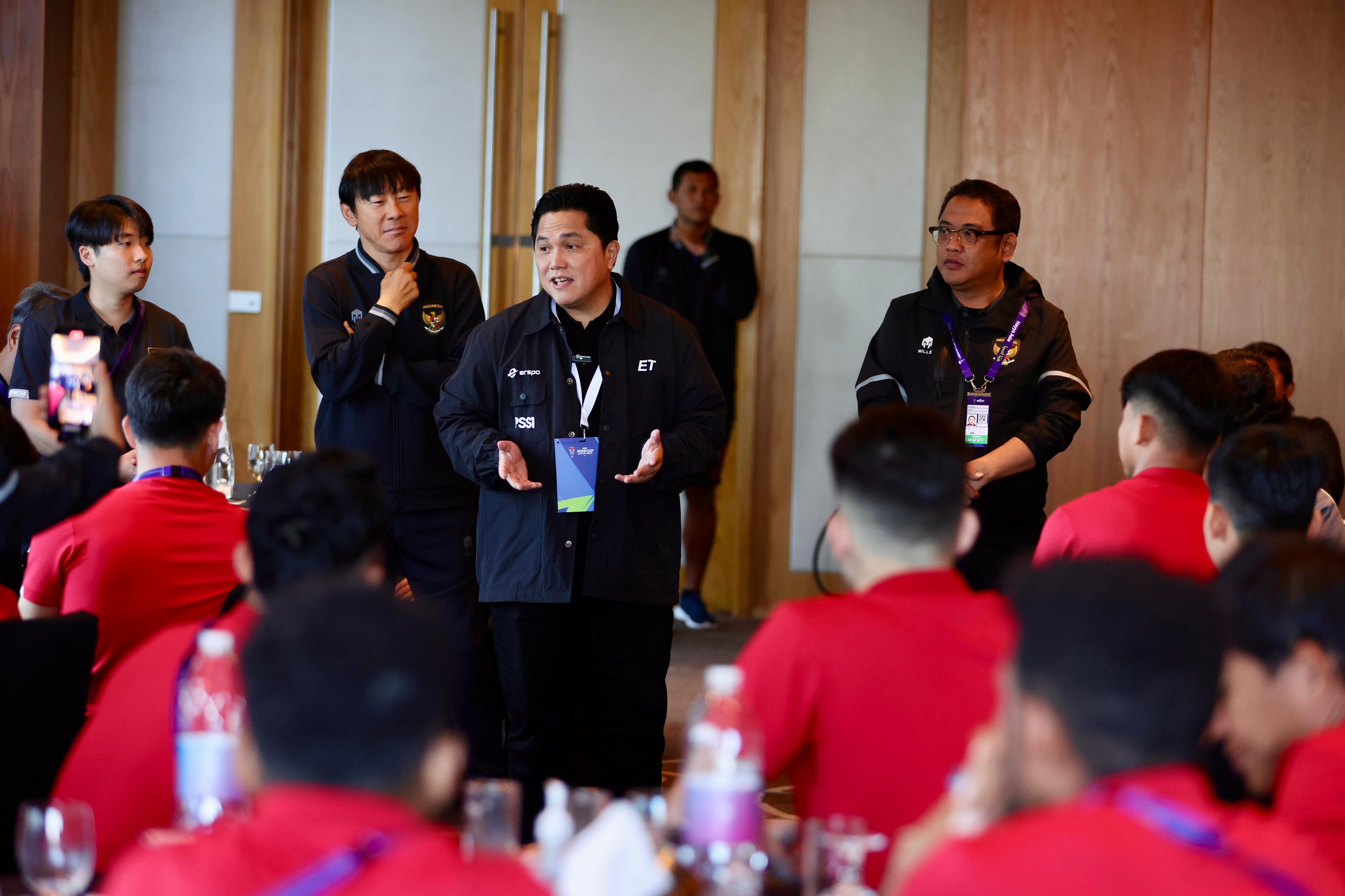 Ketua Umum PSSI Erick Thohir menemui pemain timnas Indonesia di Qatar sebelum bertanding melawan Australia