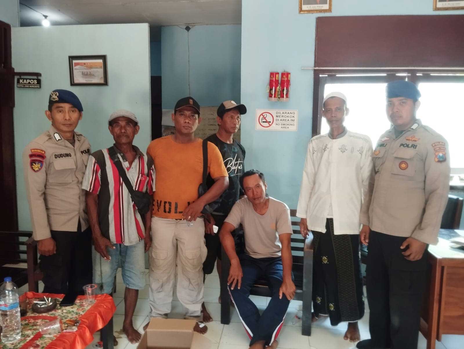 BERHASIL SELAMAT: Satu ABK KM Berkah Amina 2 saat dievakuasi Satpolairud Polres Tuban, Jum&rsquo;at (26/1) malam.