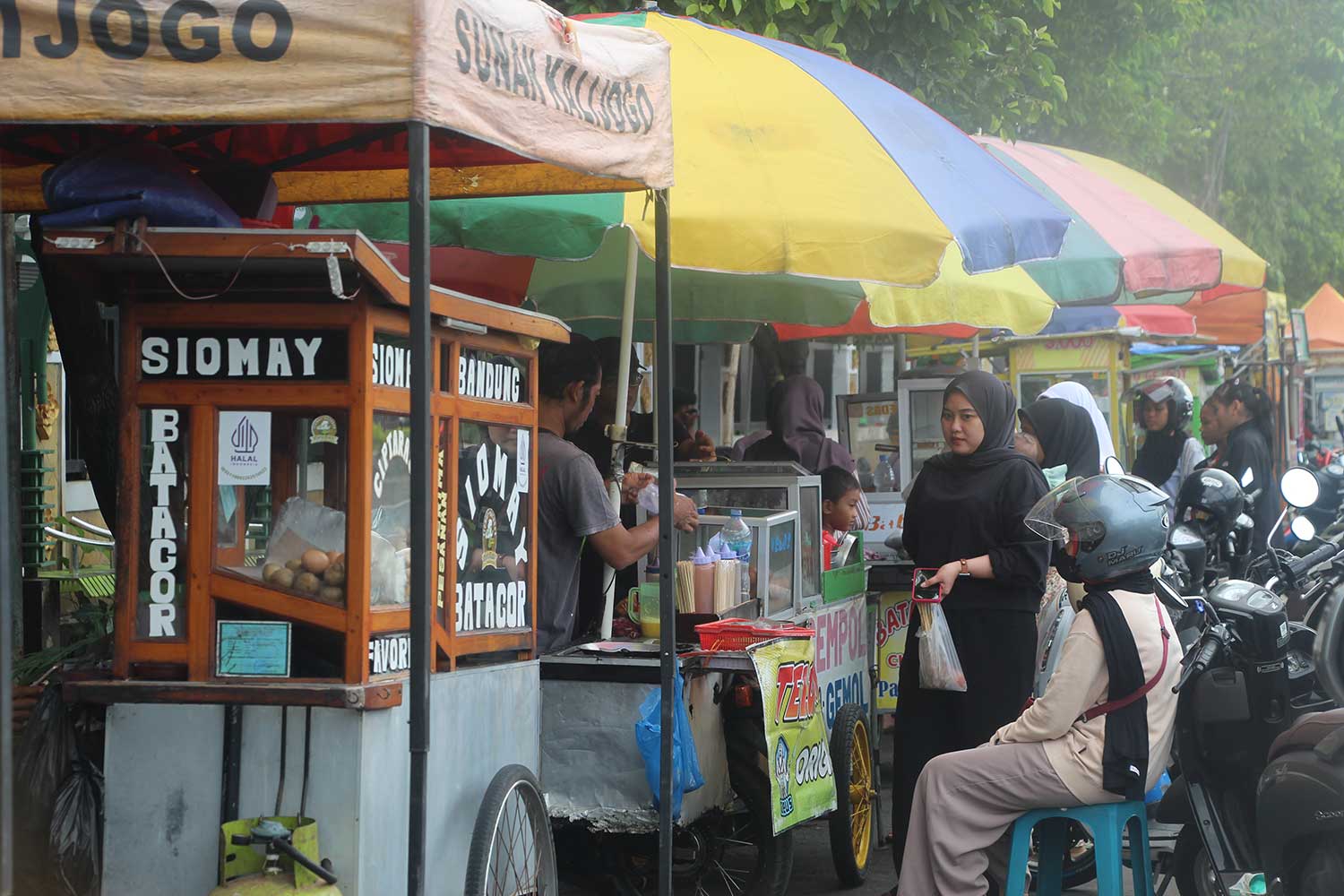 USAHA: Para pelaku usaha mikro, kecil, dan menengah (UMKM) berjualan di sekitar GOR Rangga Jaya Anoraga Tuban.