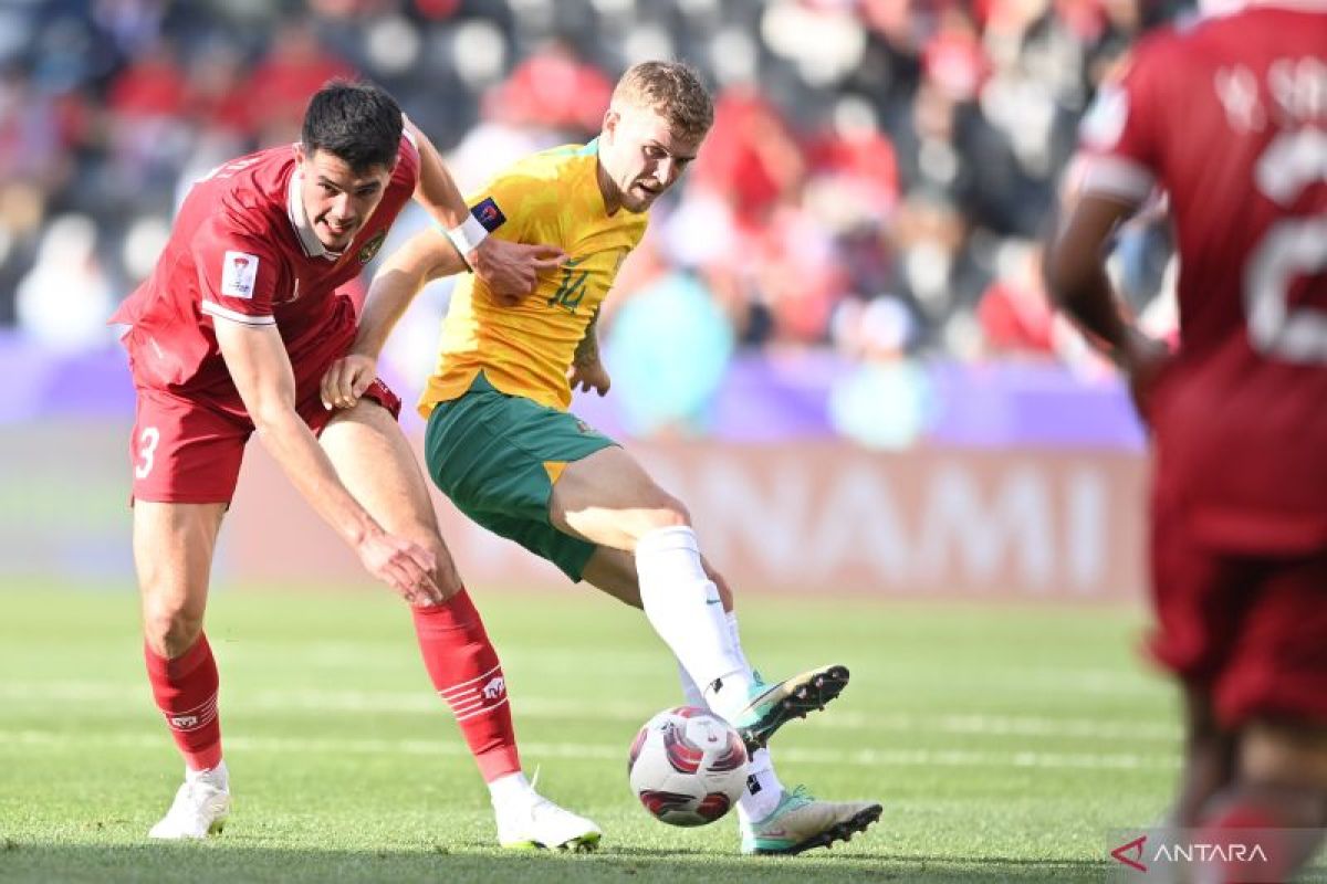 Elkan Bagott (kiri) pemain Timnas Indonesia, pesepak bola Timnas Australia Riley McGree di pertandingan Piala Asia 2023