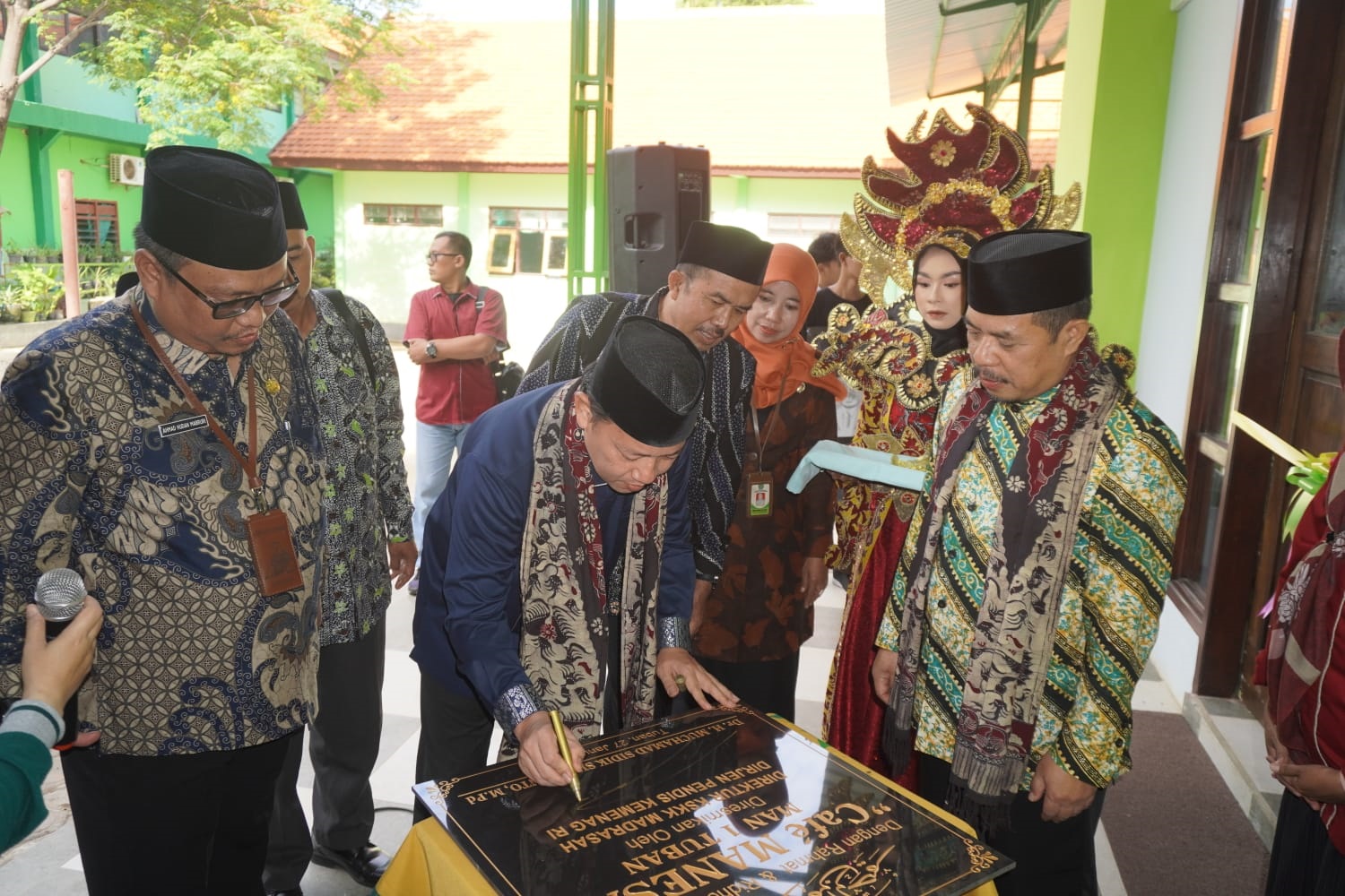 RESMIKAN CAF&Eacute; MANESA: Direktur KSKK Madrasah Kemenag RI Dr Muchammad Sidik Sisdiyanto, M. Pd menandatangani peresmian Cafe Manesa MAN 1 Tuban.