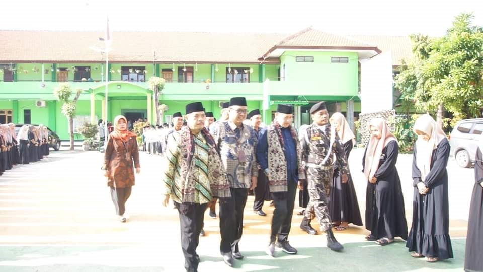 Direktur KSKK Madrasah Kemenag RI Dr Muchammad Sidik Sisdiyanto, M. Pd (dua dari kanan depan) didampingi Kabid Pendma Kanwil Kemenag Jatim Sugiyo (kiri) dan Kepala MAN 1 Tuban Ahmad Hudan Mabruri.