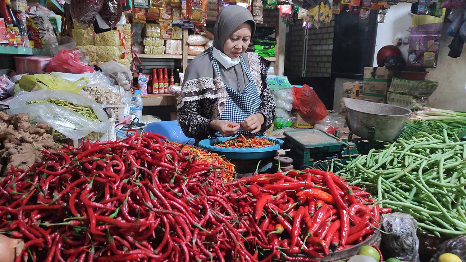 SEPI: Salah satu pedagang cabai di Pasar Baru Tuban yang menunggu pembeli datang ke kiosnya.