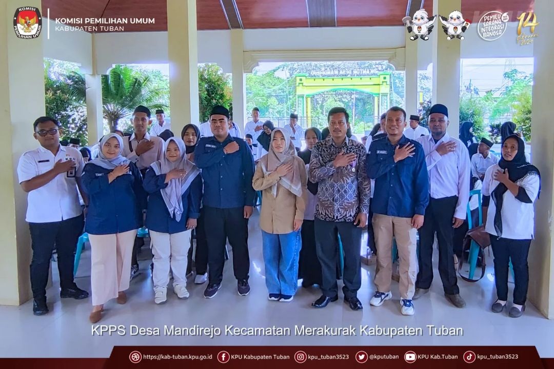 SIAP MENJALANKAN TUGAS: Komisioner KPUK Tuban Zakiyatul Munawaroh melantik petugas KPPS di Kecamatan Merakurak, Kamis (25/1) lalu.