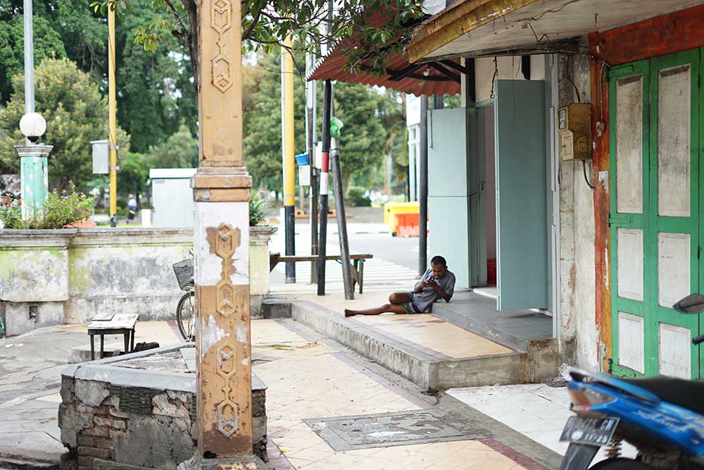 MERESAHKAN: ODGJ sedang beristirahat di depan warung makan Kawasan Pantai Boom, Tuban.