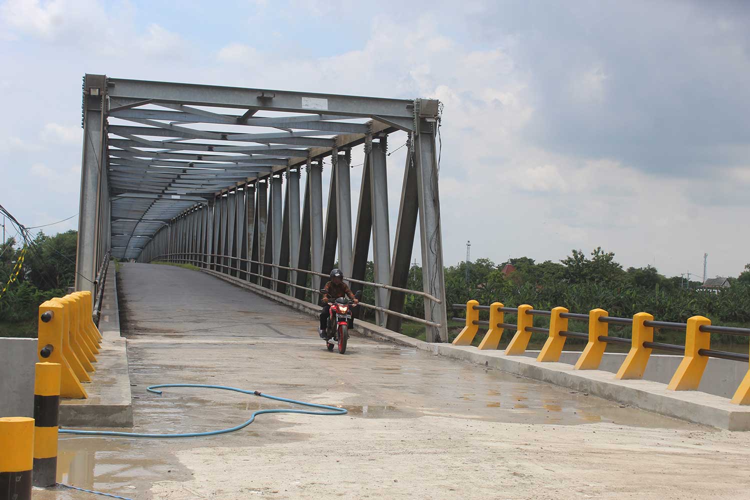 PLONG&hellip;: Potret Jembatan Glendeng yang akhirnya bisa dilintasi kembali. Namun, untuk sementara yang baru diperbolehkan melintas hanya kendaraan roda dua.