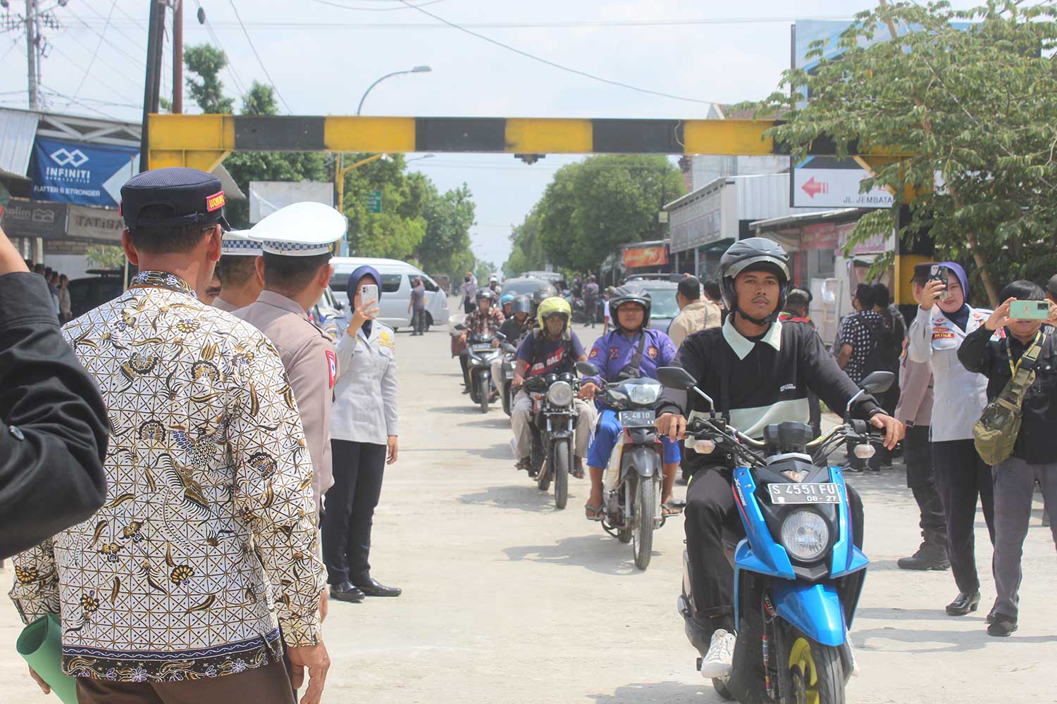 ALHAMDULILLAH...: Pengendara dari Tuban dan Bojonegoro yang mulai Kamis (1/2) bisa melintasi Jembatan Glendeng.