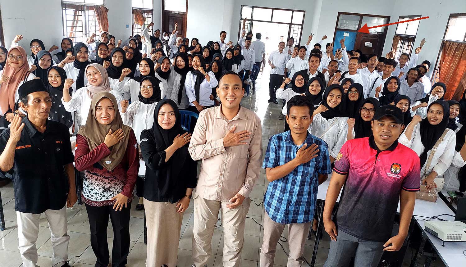 BIKIN RESAH: Beberapa petugas KPPS dari Desa Rayung, Kecamatan Senori kedapatan berpose jari yang merujuk pada identitas nomor urut kandidat capres.